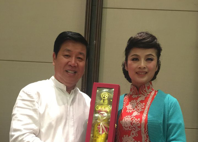 旗袍佳丽及影视纪大咖纷纷代言旗袍美人酒（1）