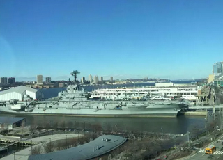 李启涵董事长远涉重洋宣传中华旗袍历史文化 ——启润影视李启涵董事长在纽约时代广场附近的万豪酒店宣传中华旗袍影视文化