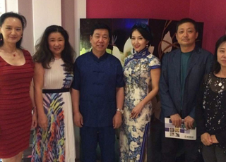 李启涵董事长在美国与各界影视媒体人探讨有关拍摄《逸夫传奇》和《穿旗袍的女人》影视剧