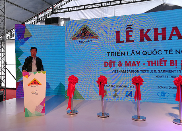 启润影视参举办越南奥黛时尚秀发布会