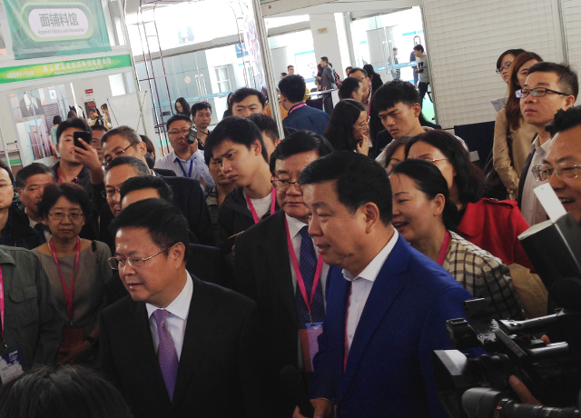 市委书记郑栅洁来到宁波索科&启润影视展位参观考察