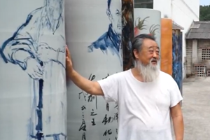 著名书画家秦树明老师现场向启润影视董事长李启涵介绍作品