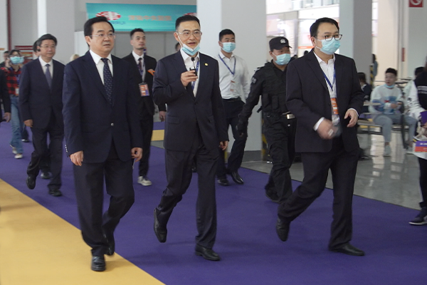 宁波时尚节上，启润影视旗袍表演团受到省市领导的热情赞扬！