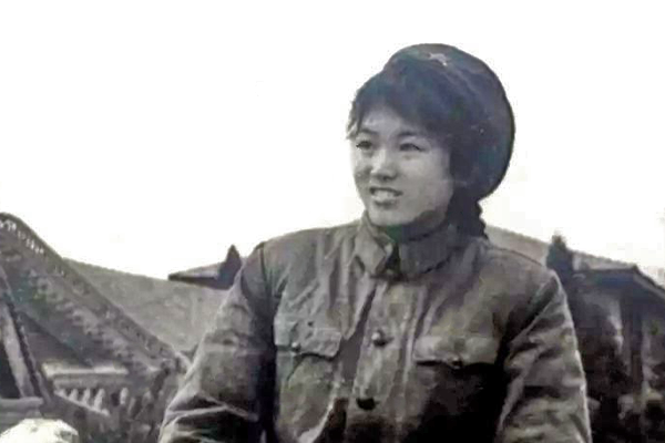 大型画册《军旗》为建党百年献礼 人物之一张丽