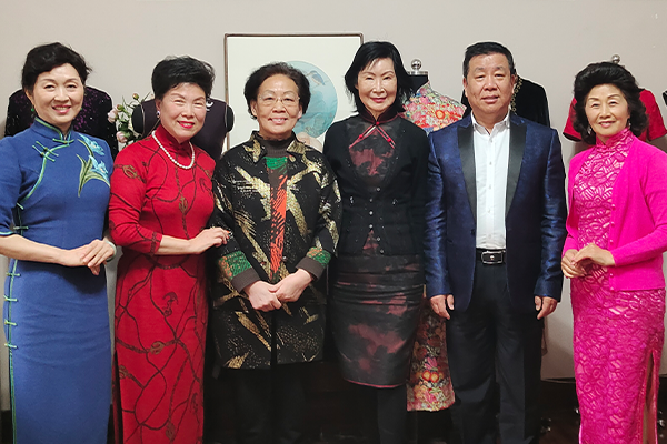 启润影视董事长李启涵应邀参观上海名媛旗袍展厅