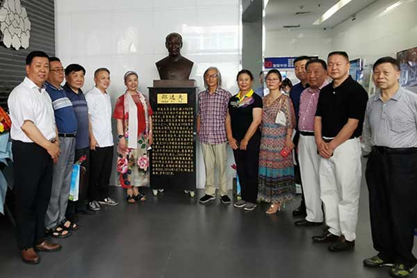 启润影视纪念邵逸夫先生铜像揭幕仪式