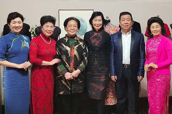 启润影视董事长李启涵应邀参观上海名媛旗袍展厅