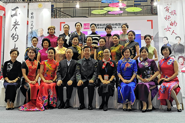 宁波国际服装节开幕，电影《穿旗袍的女人》出品方出版旗袍书籍