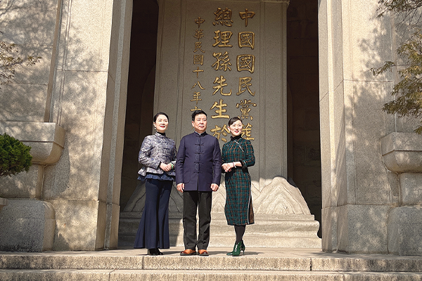 宋庆龄特型演员宋美丽在南京中山陵…….