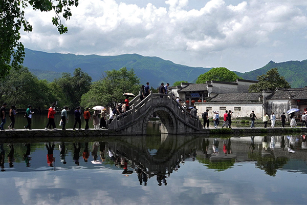 启润影视董事长一行探访黄山宏村，为《穿旗袍的女人》甄选拍摄场地